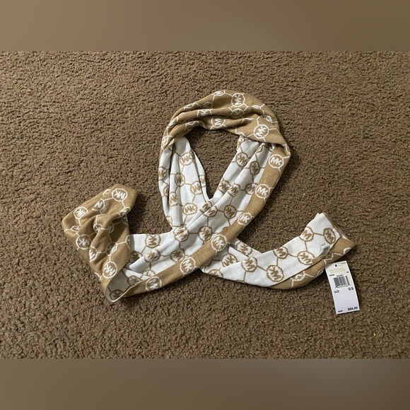 NWT Michael Kors scarf & hat in size 0/S - Picture 9 of 10